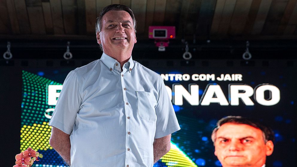Brasiliens tidigare president Jair Bolsonaro är redo för nya, politiska tag. Arkivbild där han ler och har armarna bakom ryggen.