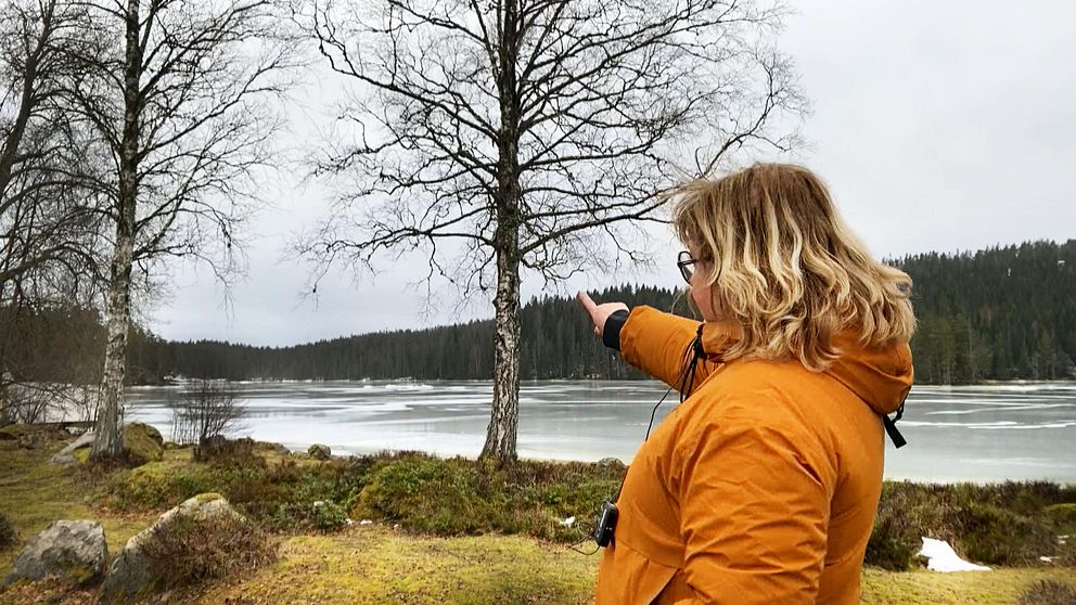 Marie-Louise Embretsen pekar ut över platsen där vindkraft ska byggas