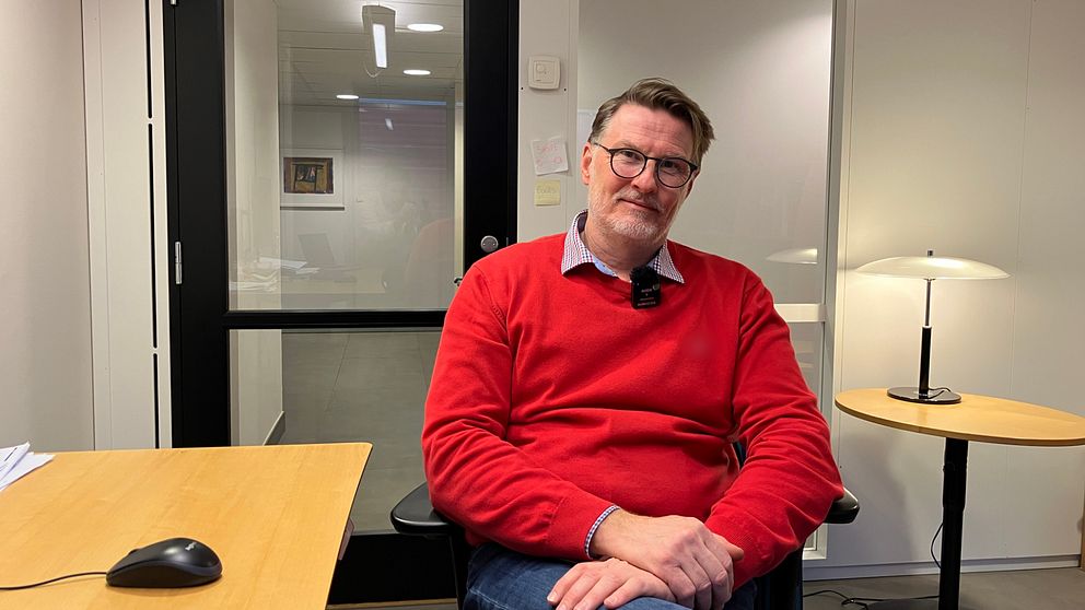 Niclas Gustafsson, sektionschef på Arbetsförmedlingen, sitter på sitt kontor.