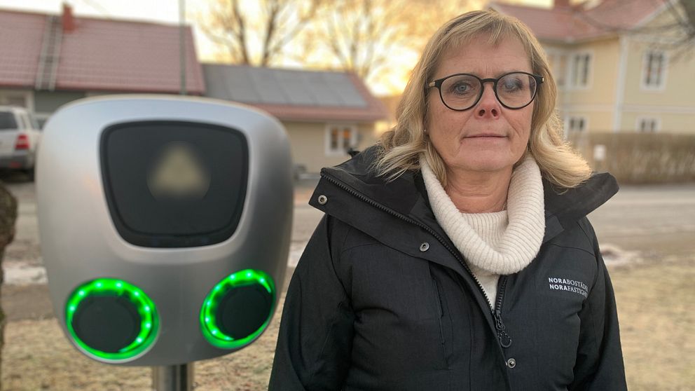 Eva Henebäck, vd Norabostäder. brevid en laddstolpe