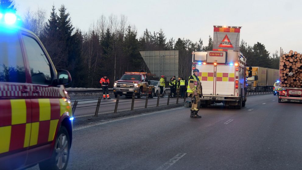 Bild från trafikolyckan i Söråker. I bilden syns bland annat räddningsfordon och en skylt där det står olycka.