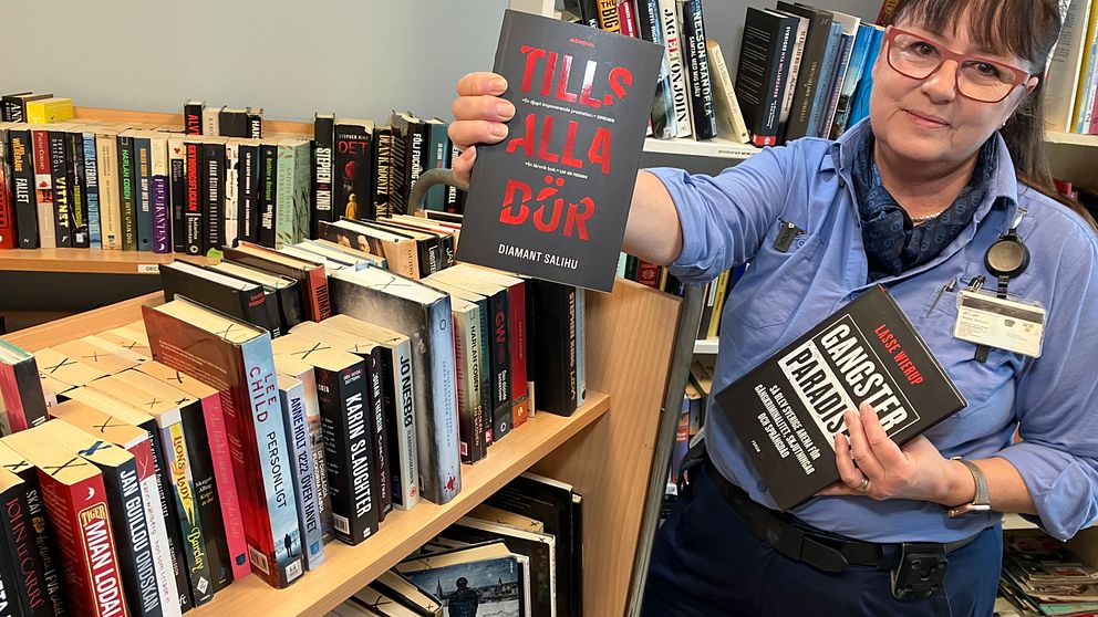 Susanne är kriminalvårdare och ansvarar för det lilla biblioteket på häktet i Helsingborg. Här håller hon upp boken ”Tills alla dör” av författaren Siamant Salihu.