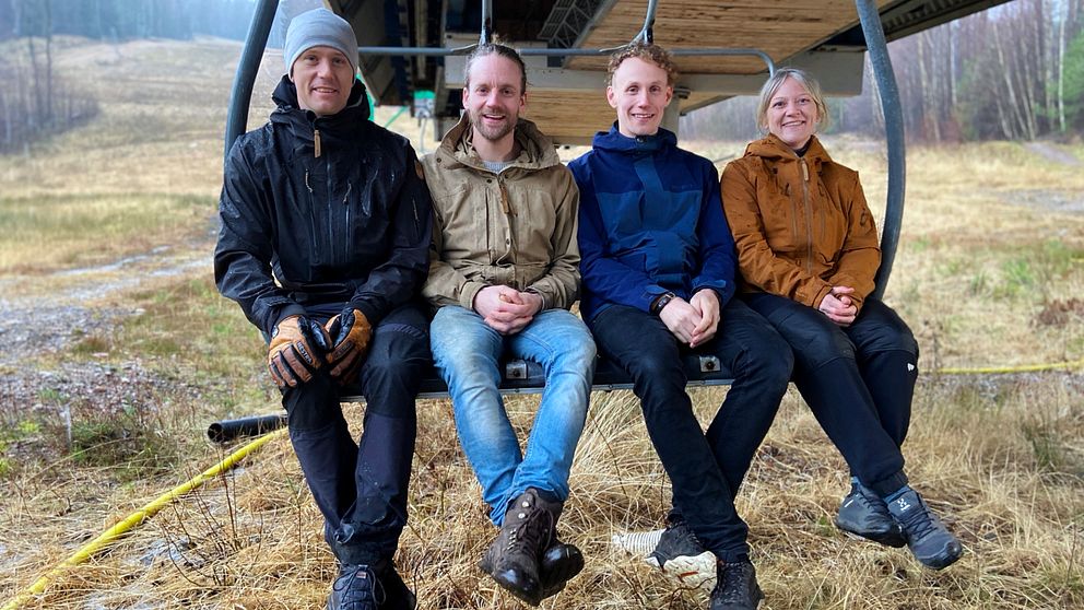 Nya ägarna Linus Nilsson, Kristian Jakobsson, Jacob Svedlund och Matilda Nilsson sitter i en skidlift på Vallåsen.