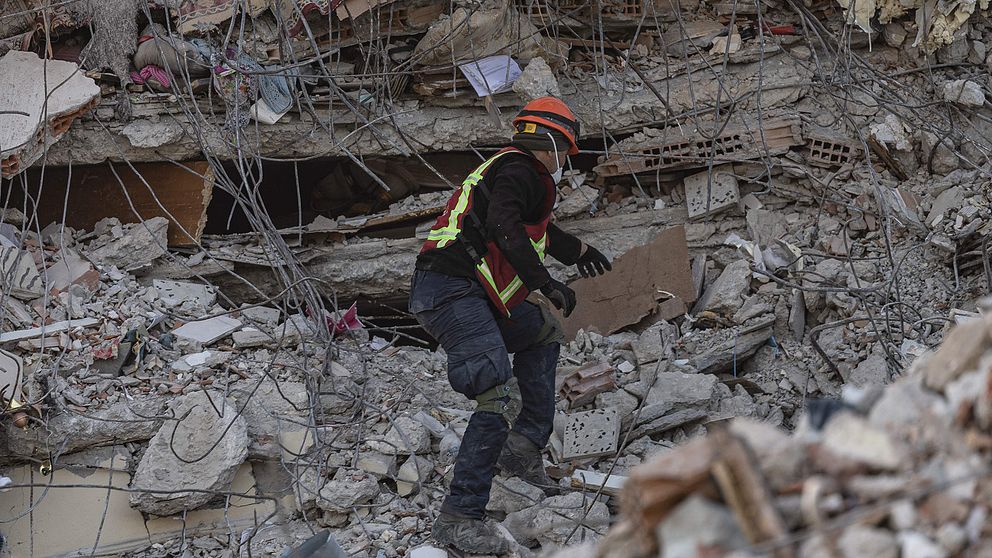 Räddningsarbetare letar efter överlevare i rasmassor efter jordskalvet i Turkiet.