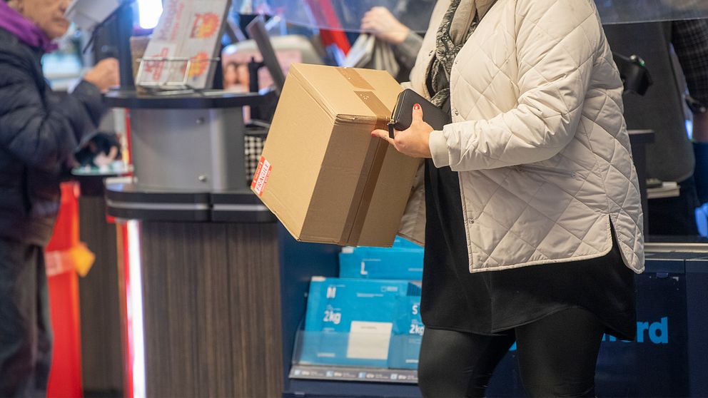 Paketutlämning i en butik i Sickla i Stockholm. En person har precis hämtat ut ett paket vid kassan.