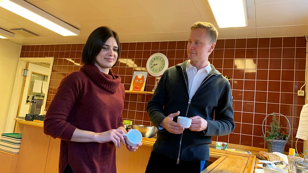 Yana Marchenko och Alexander Walker på Stadsmissionen i Göteborg. De står i köket med varsin kopp.