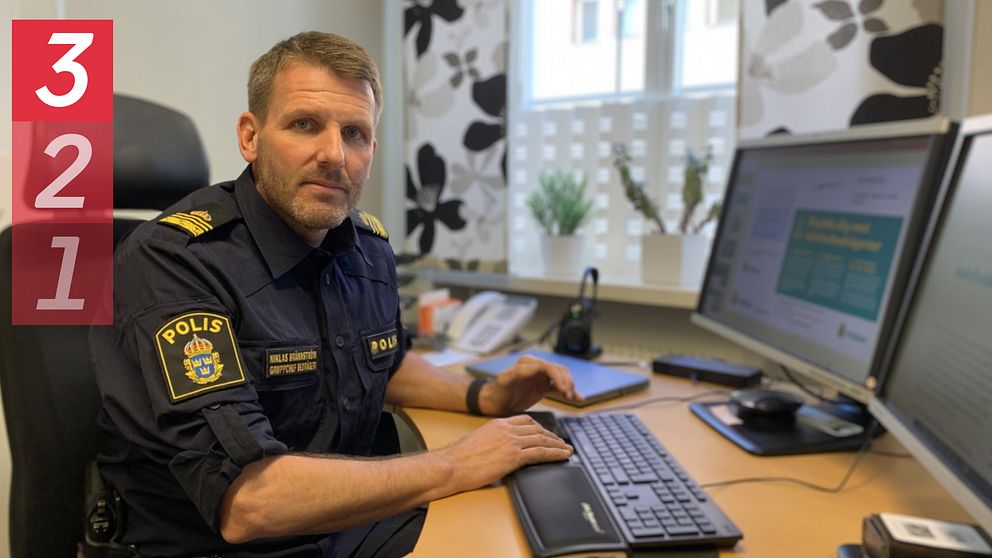 Niklas Brännström, gruppchef för bedrägerigrupperna i polisområde Jönköping, sitter på sitt kontor.