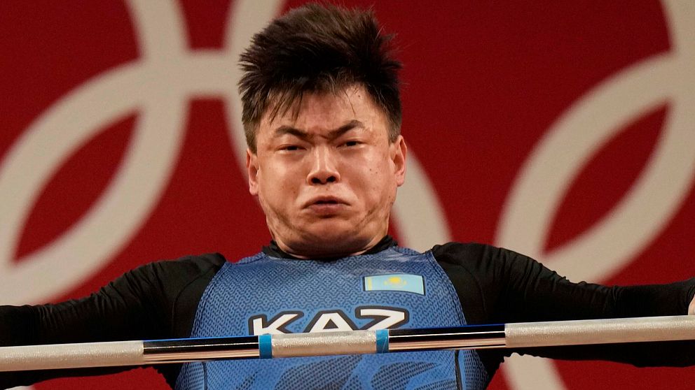 Den kazakiske tyngdlyftaren Igor Son tog OS-brons 2021. Nu stängs han av för dopning.