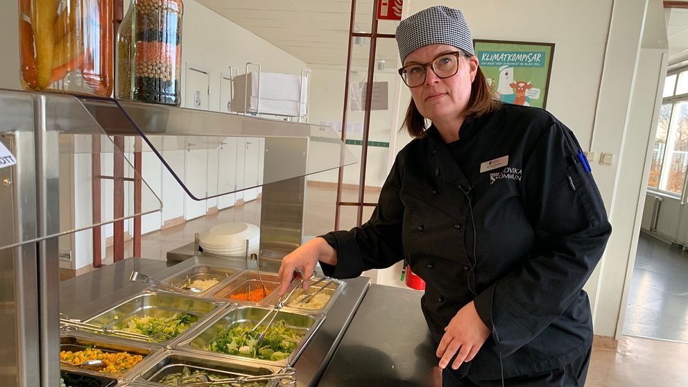 Förstekocken Anneli Hansson förbereder salladsbuffén i en skolmatsal