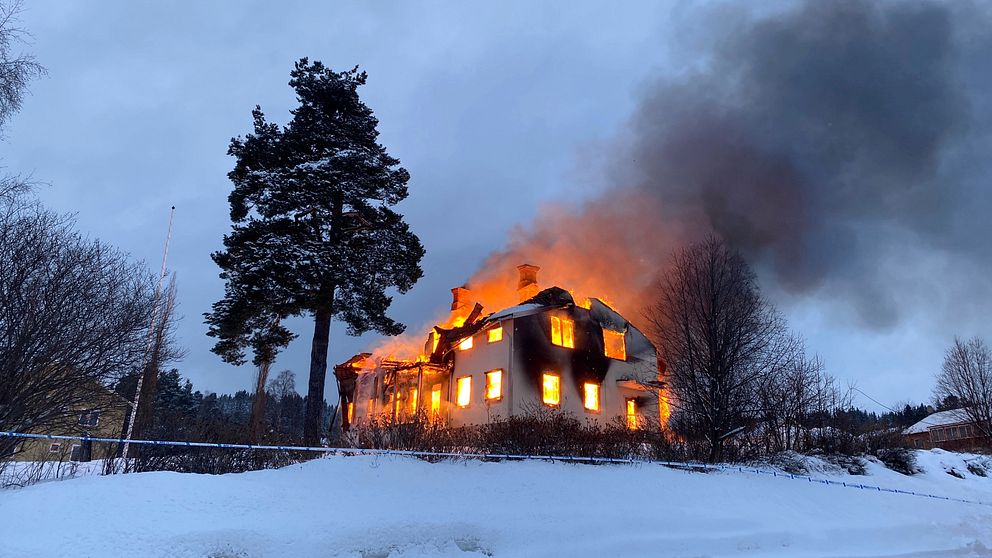 Ett hus som står i kraftig brand.