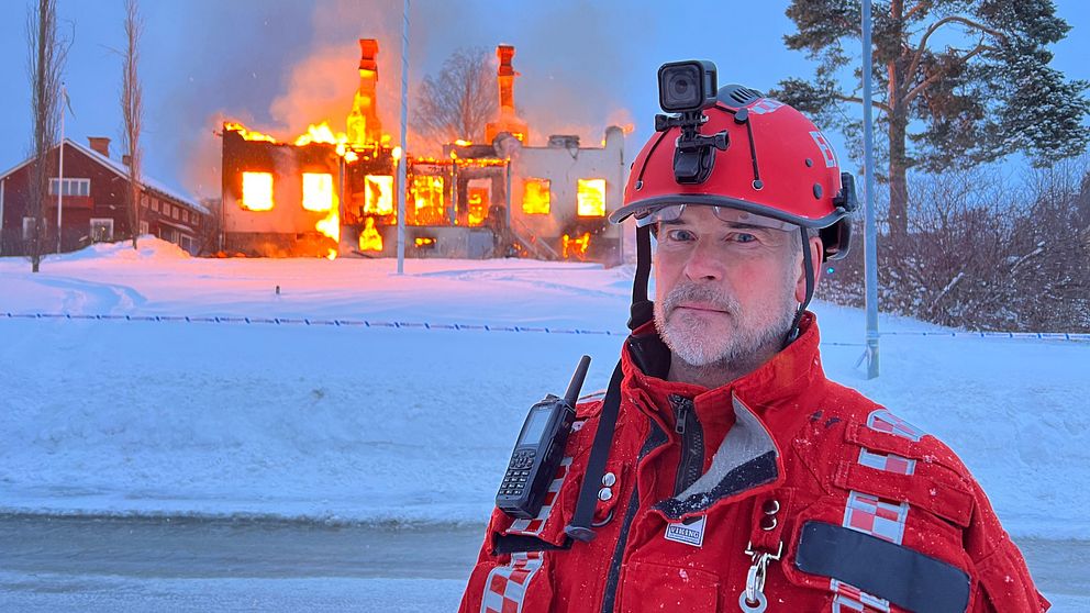 En räddningsledare framför ett brandhärjat hus i Gällö.