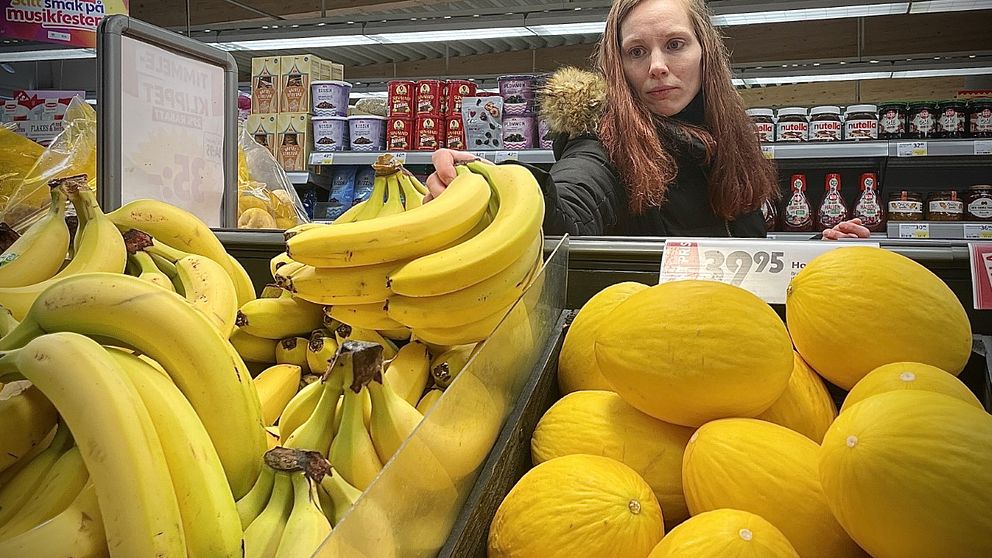 Jozefphina Westlund står i en mataffär på fruktavdelningen och plockar till sig bananer.