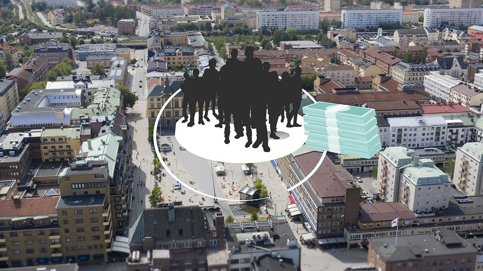 Grafik: Svarta silhuetter av en familj som står i en ring. Bredvid ringen är en hög med sedlar. Bakgrunden är en drönarbild över centrala Eskilstuna.