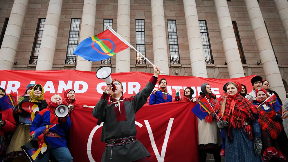 Protester mot att lagen dröjt för länge utanför finska riksdagshuset.