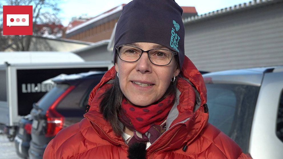 Miljöchefen i Östersunds kommun, Ann-Charlotte Skoog, menar att det är av yttersta vikt att minska biltrafiken i centrum. På bilden ser man Ann-Charlotte Skoog, klädd i röd täckjacka och en blå mössa. Hon har metallbågade glasögon.