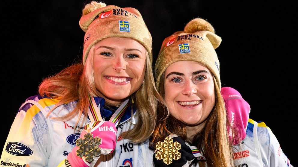 Ebba Andersson och Frida Karlsson fick ta emot sina VM-medaljer