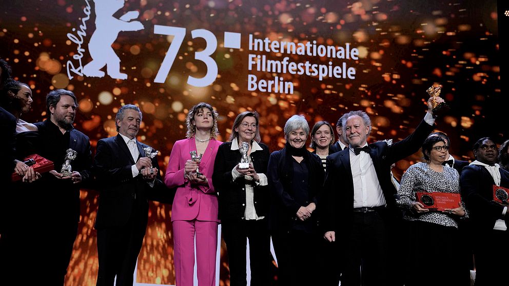 Alla pristagare står på scen under prisutdelningen av filmfestivalen i Berlin, Tyskland.