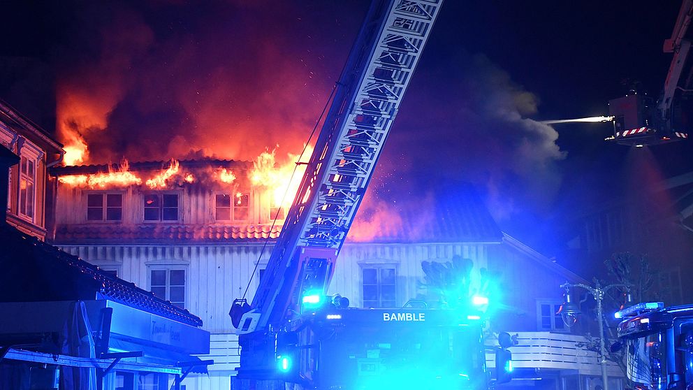 Det brinner i en byggnad i Kragerö med lägenheter och en butik. Polisen rapporterar att branden har spridit sig till närliggande byggnader.