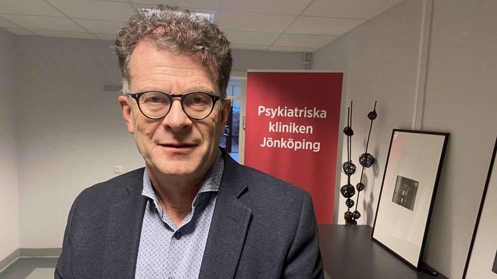 Ulf Grahnat på psykiatriska kliniken i Jönköping står inomhus och tittar in i kameran.