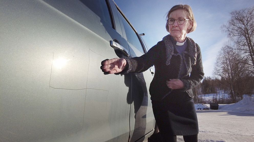 Hakkorsen är djupt inristade på flera ställen på bilen som tillhör Lima-Transtrands församling.