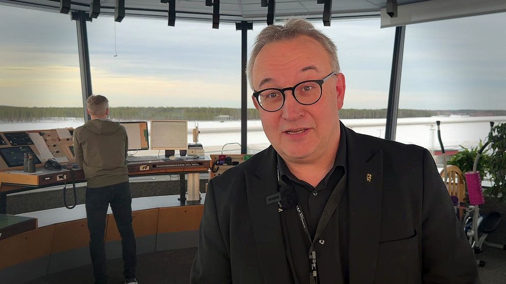 Flygplatschef Robert Lindberg i flygtornet på Skellefteå Airport