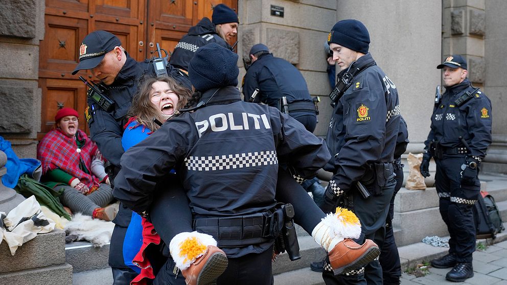 Polisen bär bort demonstranter från klimat- och miljödepartementets ingångar. Ett av flera departement som aktivisterna försök spärra ingångarna till under veckan.