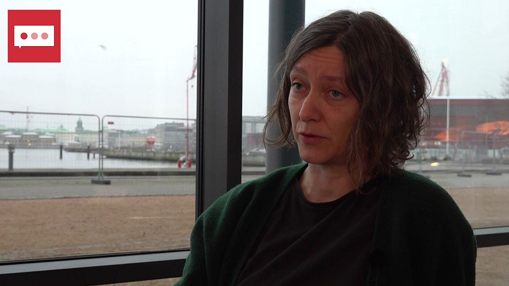 Sara Hornberg, forskare med inriktning på sjömat på svenska forskningsinstitutet RISE, sitter framför fönster. Hon tittar snett förbi kameran. Hon har halvlångt mörkt hår och grön tröja.