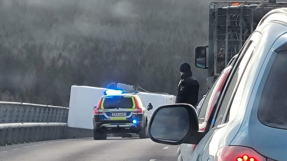 En släpvagn välte på Vallsundsbron under torsdagen när det rådde starka vindar på platsen.
