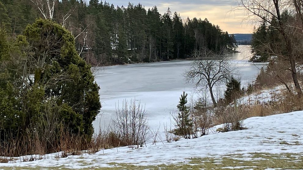 Skridskoåkaren ska ha gett sig ut för att åka på Östra Silen i Årjängs kommun och sedan dess inte återvänt.