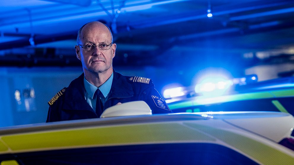 Polischef Mats Löfving står vid polisbilar med blåljus. Löfving hittades död i sitt hem på onsdagen den 22 februari. Arkivbild.