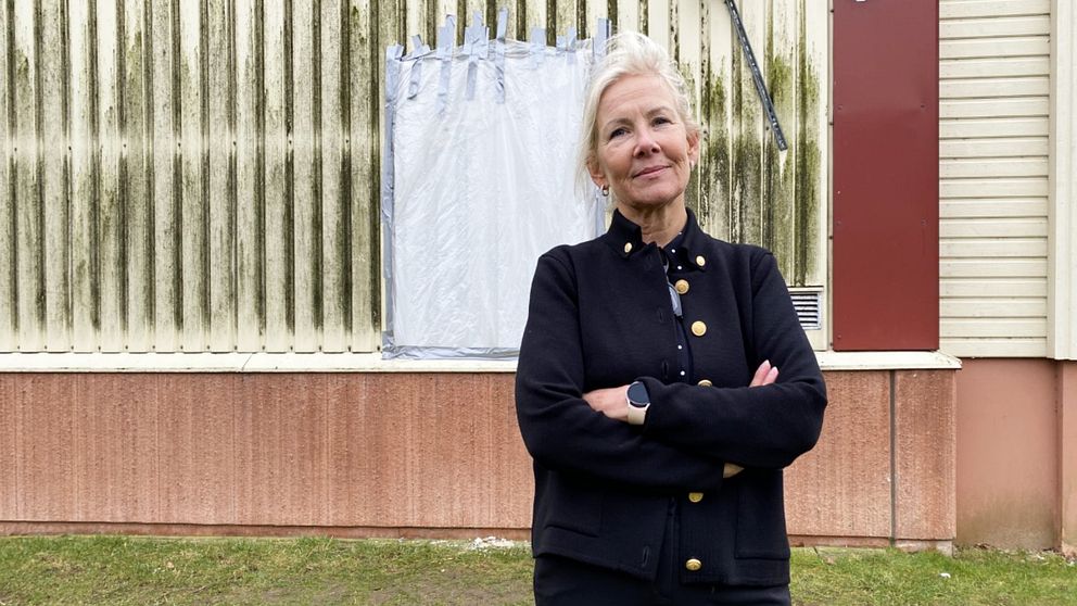 Maria Lindgren, sektionschef på Migrationsverket står framför rymningshålet på migrationsverkets förvar i Åstorp