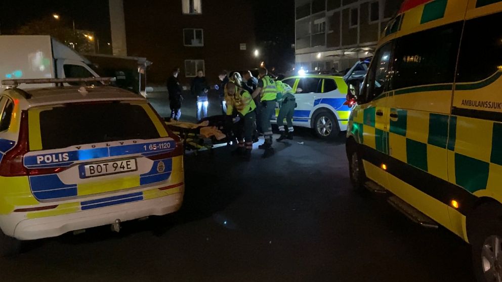 Polis och ambulans arbetar på en parkeringsplats efter en misstänkt knivskärning.
