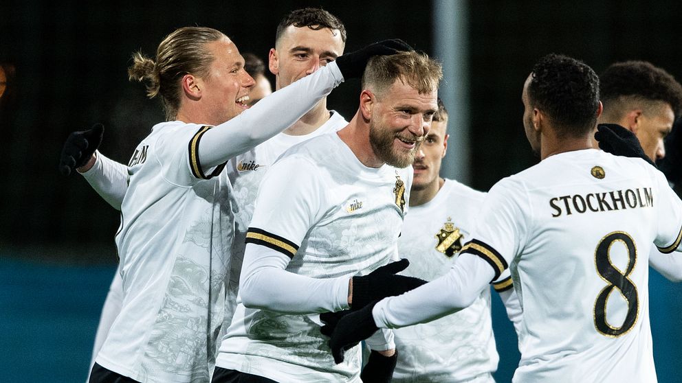 John Guidetti firar sitt 3–0-mål tillsammans med övriga AIK-spelare.