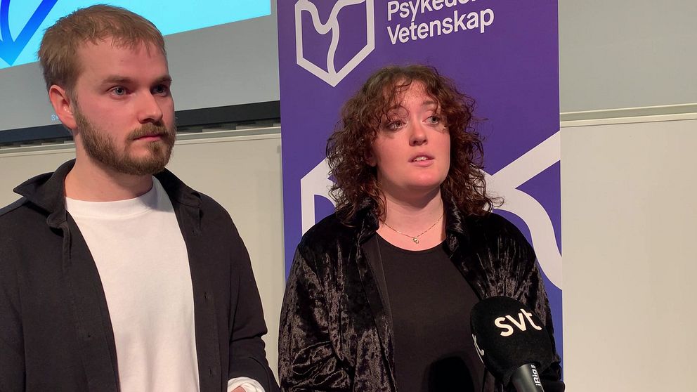 Till vänster står Rasmus Ejnebrand och till höger Ebba Hörberg. Båda är psykologstudenter på Mittuniversitetet i Östersund. De vill främja forskning om psykedeliska substanser mot depression.