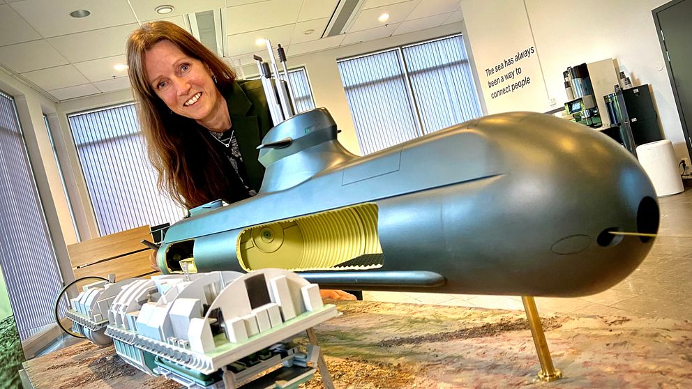 Cecilia Larsson, platschef för Saab-Kockums i Malmö, visar upp en ny ubåtsmodell.