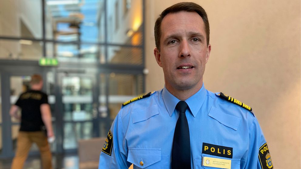 Mattias Sigfridsson, polisområdeschef i nordvästra Skåne står i polishuset i Helsingborg.