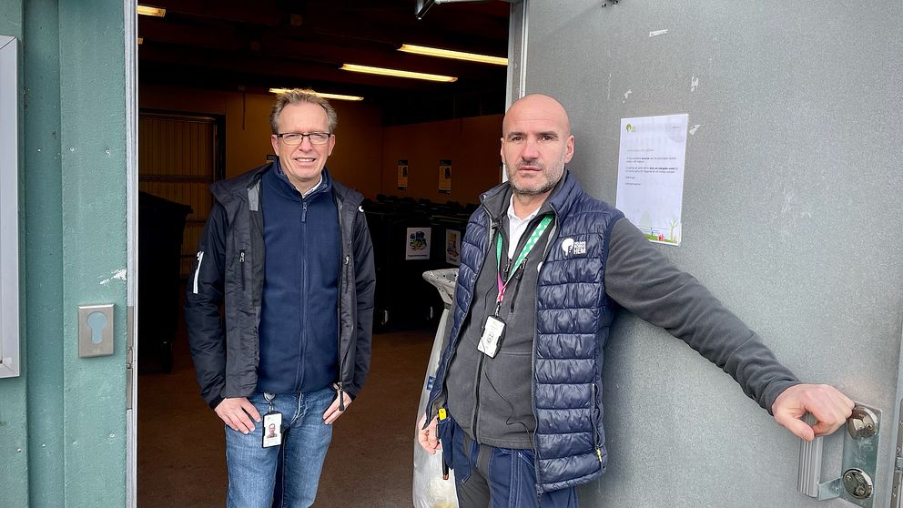 Inge Gustavsson, bostadschef på Helsingborgshem och kvartersansvarig Hasan Berisha står i dörröppningen in till ett soprum.