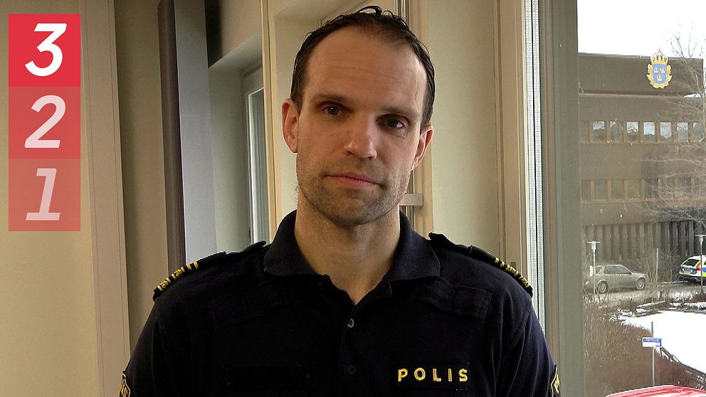 Polisen Rickard Eriksson berättar i videon om polisens utredningsarbete i sexualbrottsärenden. Han står framför ett fönster och har uniform på sig.