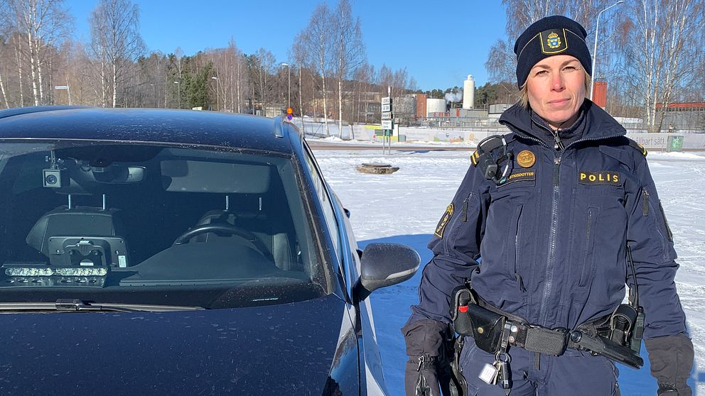 Trafikpolisen Jenny Stigsdotter står bredvid sin bil