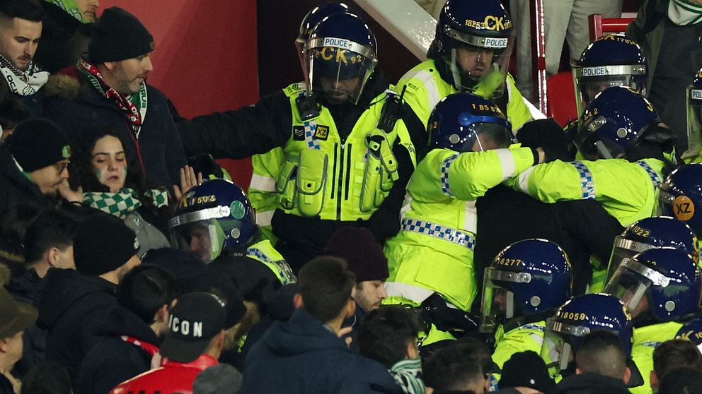 Det var stökigt på Betis-sektionen på Old Trafford.