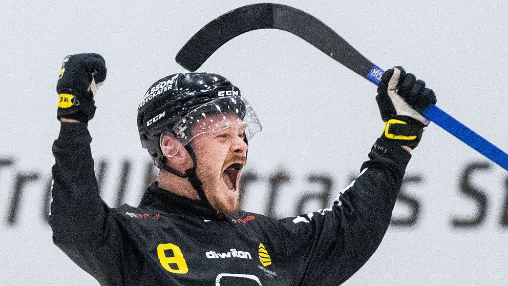 Gripen Trollhättans William Arvidsson jublar efter 1-0 under bandymatchen i Elitserien mellan Gripen Trollhättan och Västerås den 5 januari 2023 i Trollhättan.