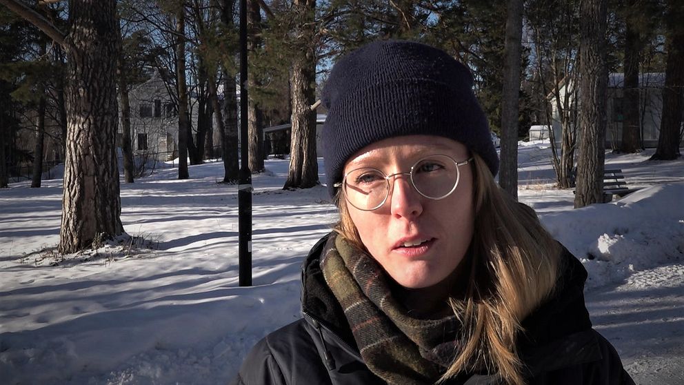 Linnea Swedenmark står iklädd vinterkläder med snö i bakgrunden och berättar om sin protest mot minskade pengar till Jämtlands naturreservat.