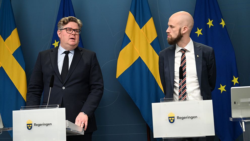 Gunnar Strömmer och Carl-Oskar Bohlin håller en pressträff.