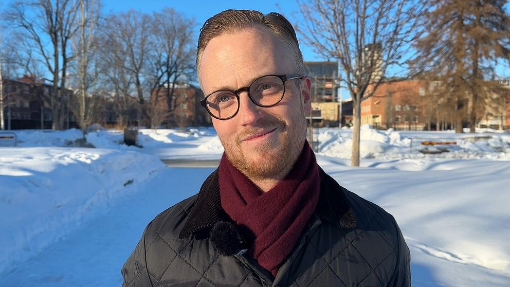 Andreas Löwenhöök, oppositionsråd för Moderaterna i Skellefteå, står iklädd vinterjacka och glasögon ute i solskenet och ler när han berättar om förslaget att ge Skellefteå Krafts vinst till elkunderna.