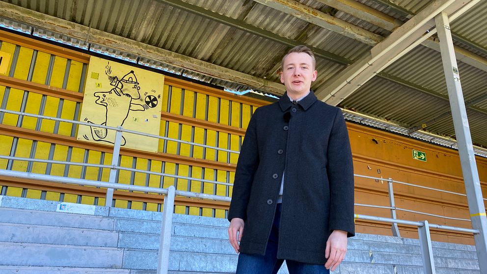 Patrik Thorell, ordförande i Sillastrybarna, står på läktaren på Strandvallen inför semifinalen i Svenska cupen där Mjällby AIF möter Hammarby.