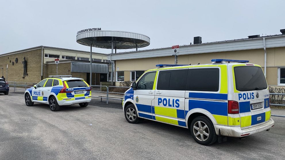 Polisen är på plats vid Jämjö Kunskapscentrum efter uppgifter om knivbeväpnad person.