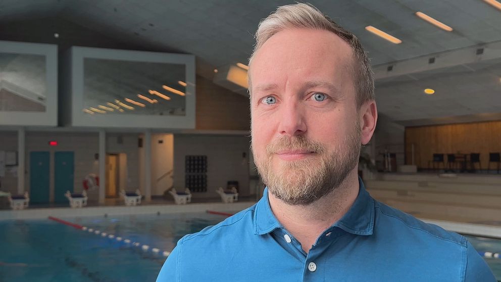 David Berglund står framför simbassängen i Paradisets upplevelsebad.