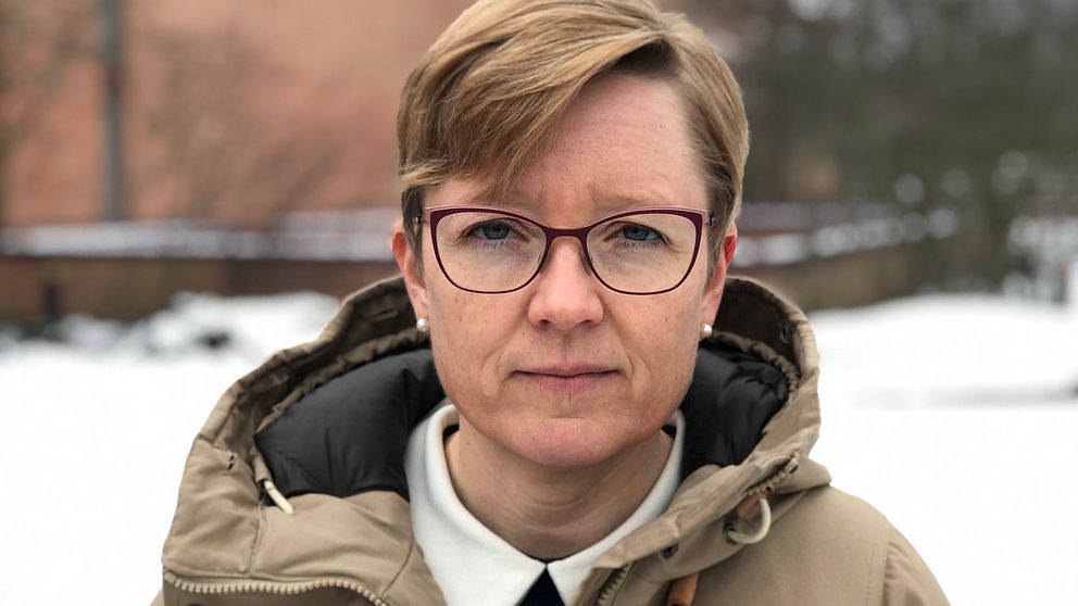 En porträttbild på Malin Bengnér, smittskyddsläkaren i Region Jönköpings län, som står och kollar rakt in i kameran.