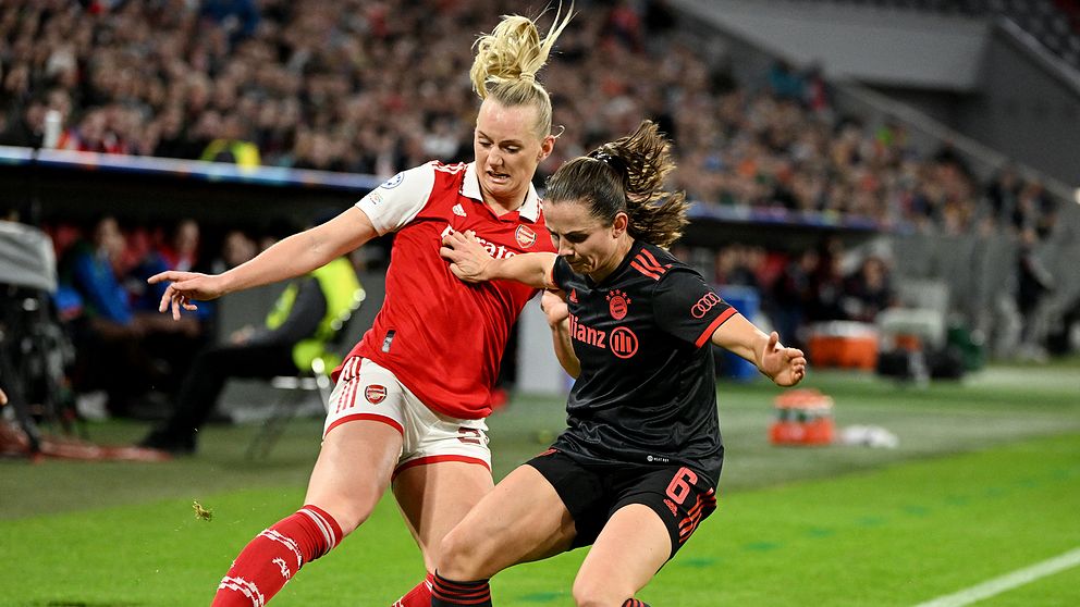 Stina Blackstenius i kamp med Bayern Münchens Tuva Hansen.