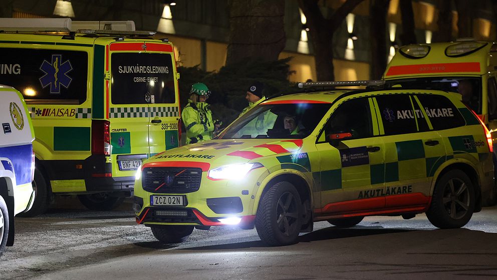 Bilden föreställer blåljuspersonal och ambulanser.